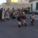 Giovani musici accompagnano la sfilata